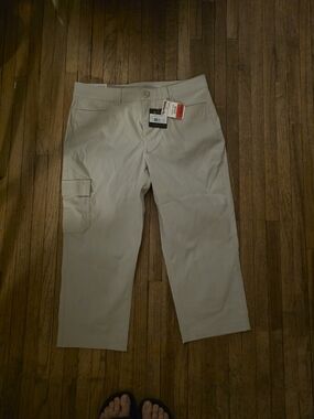 Eddie Bauer Women's Tech Bottoms w/stretch Light Khaki Cargo Capri Pants